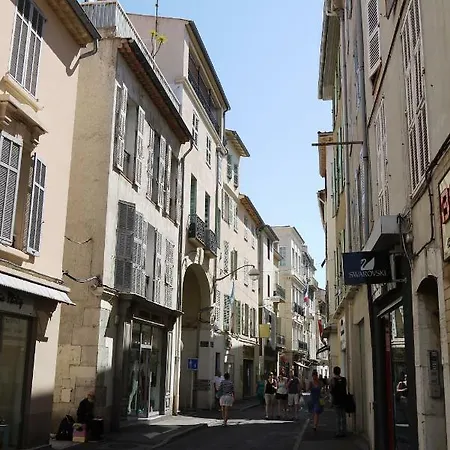 Vieille Ville, 1 Bedroom Apt, Max 2 Adults&2 Kids *