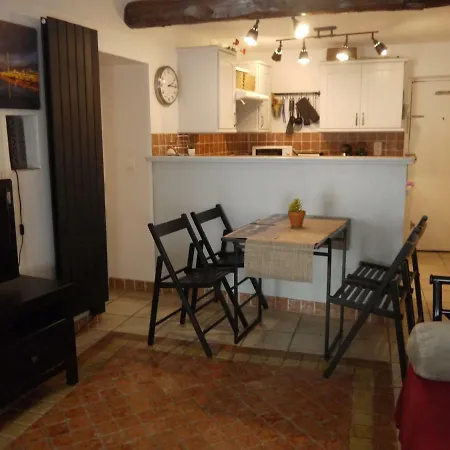 Vieille Ville, 1 Bedroom Apt, Max 2 Adults&2 Kids *